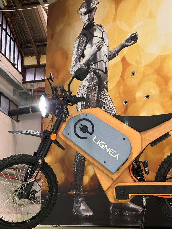 Un italiano ha omologato la prima moto fatta di legno